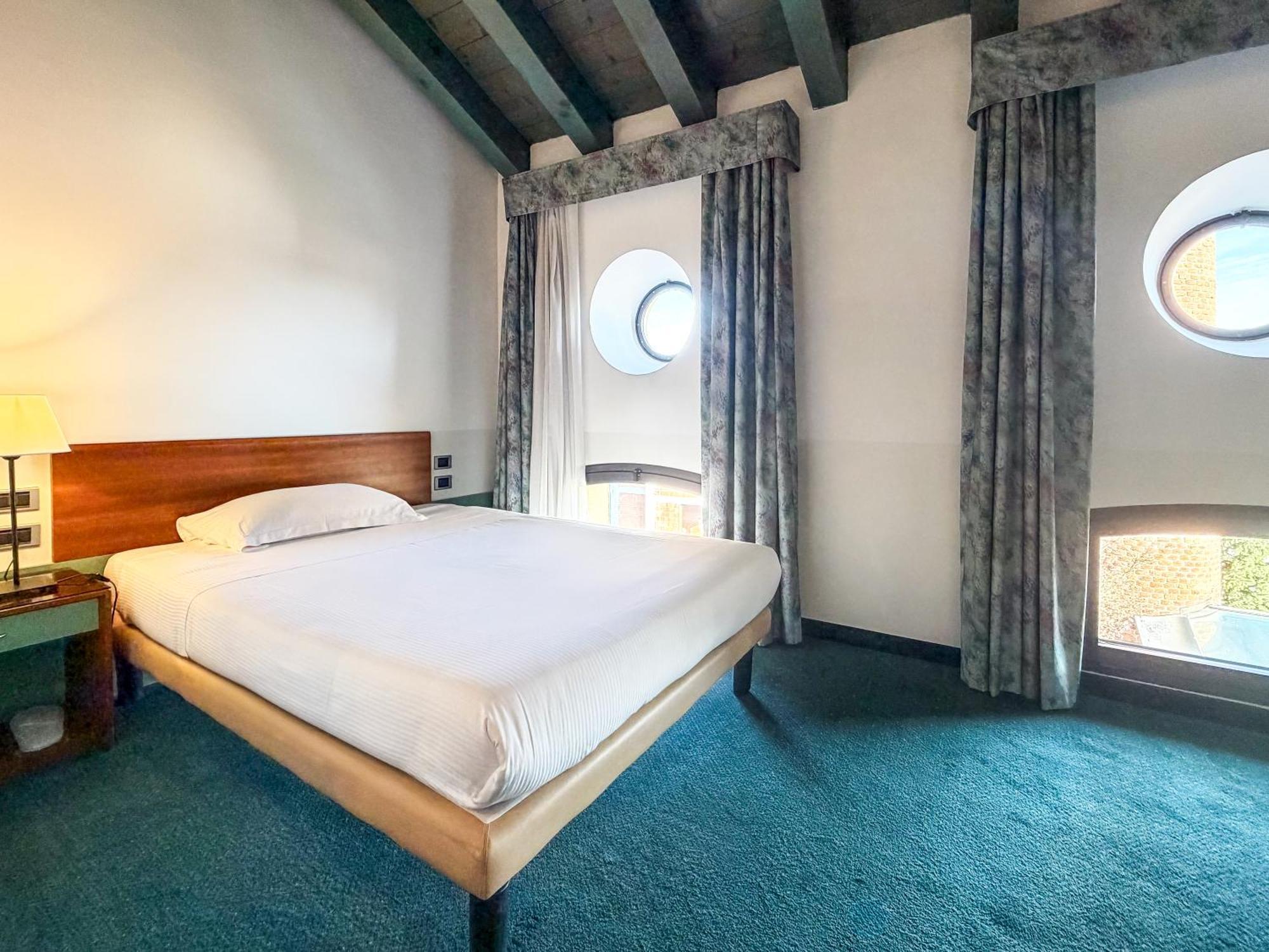 Queen Room,1765811979:JPEG